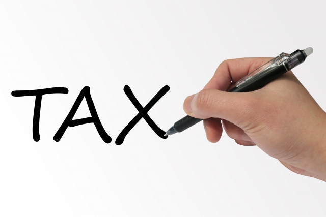 TAXの文字列と右手