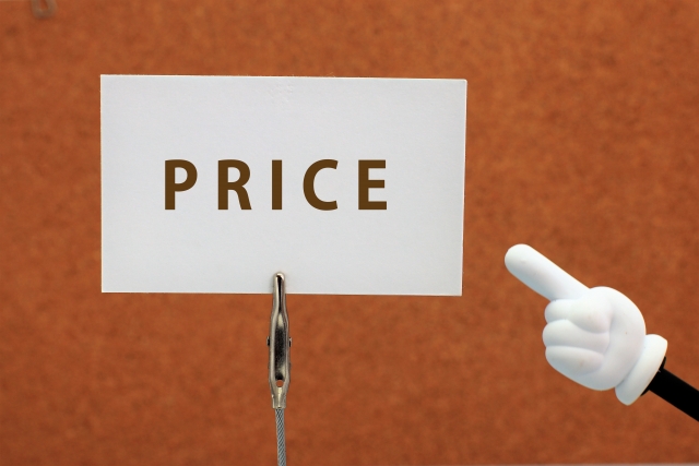 priceと書かれたメモを指さす手