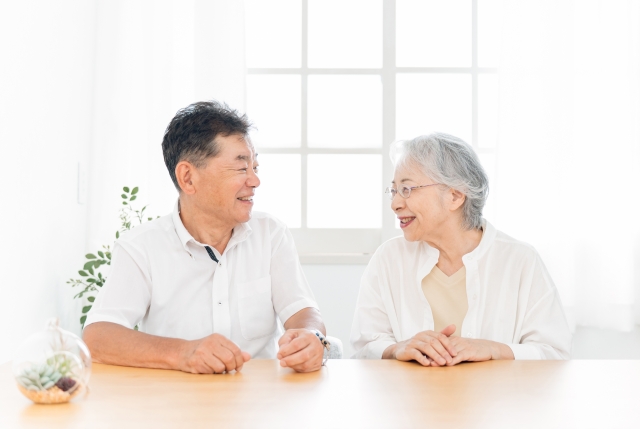 会話する老夫婦