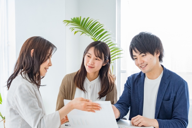 若い男女と話すビジネスウーマン