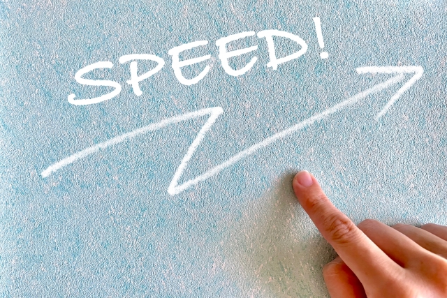 SPEEDの文字列を指差す人差し指
