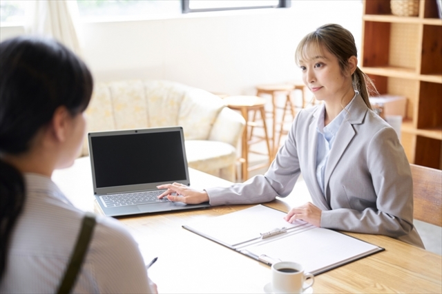 ポータルサイトの説明をする女性