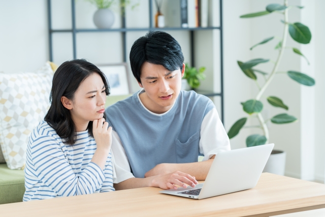 険しい表情の男女