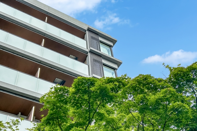 緑に囲まれた投資物件のあるマンション
