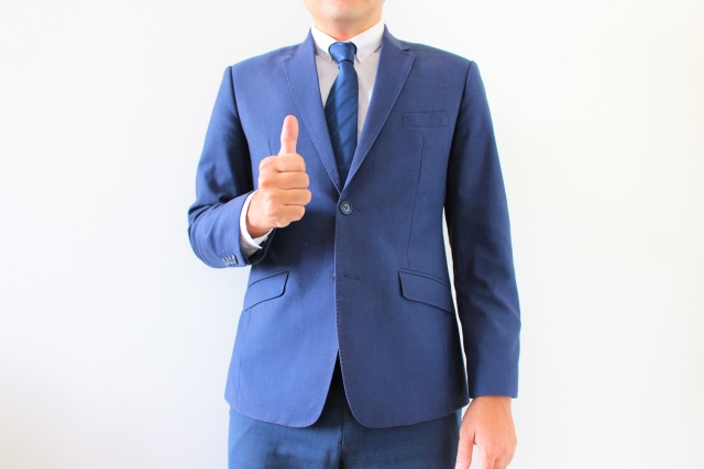 グッドのジェスチャーをするビジネスマン